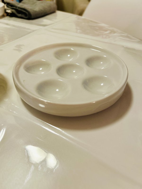 Round ceramic palette with seven wells for watercolour paints